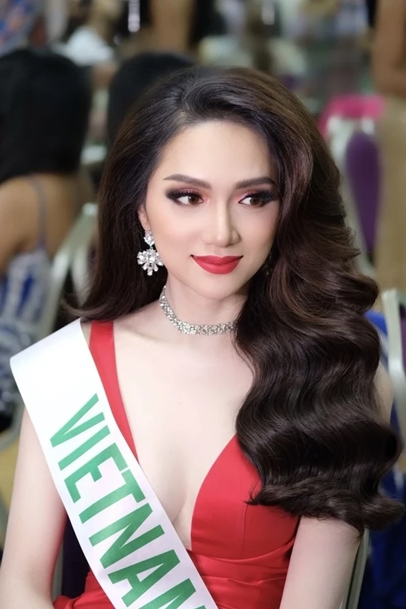 Hương Giang chuyển giới là một hành trình đầy nỗ lực và quyết tâm Hương Giang chuyển giới là một hành trình đầy nỗ lực và quyết tâm