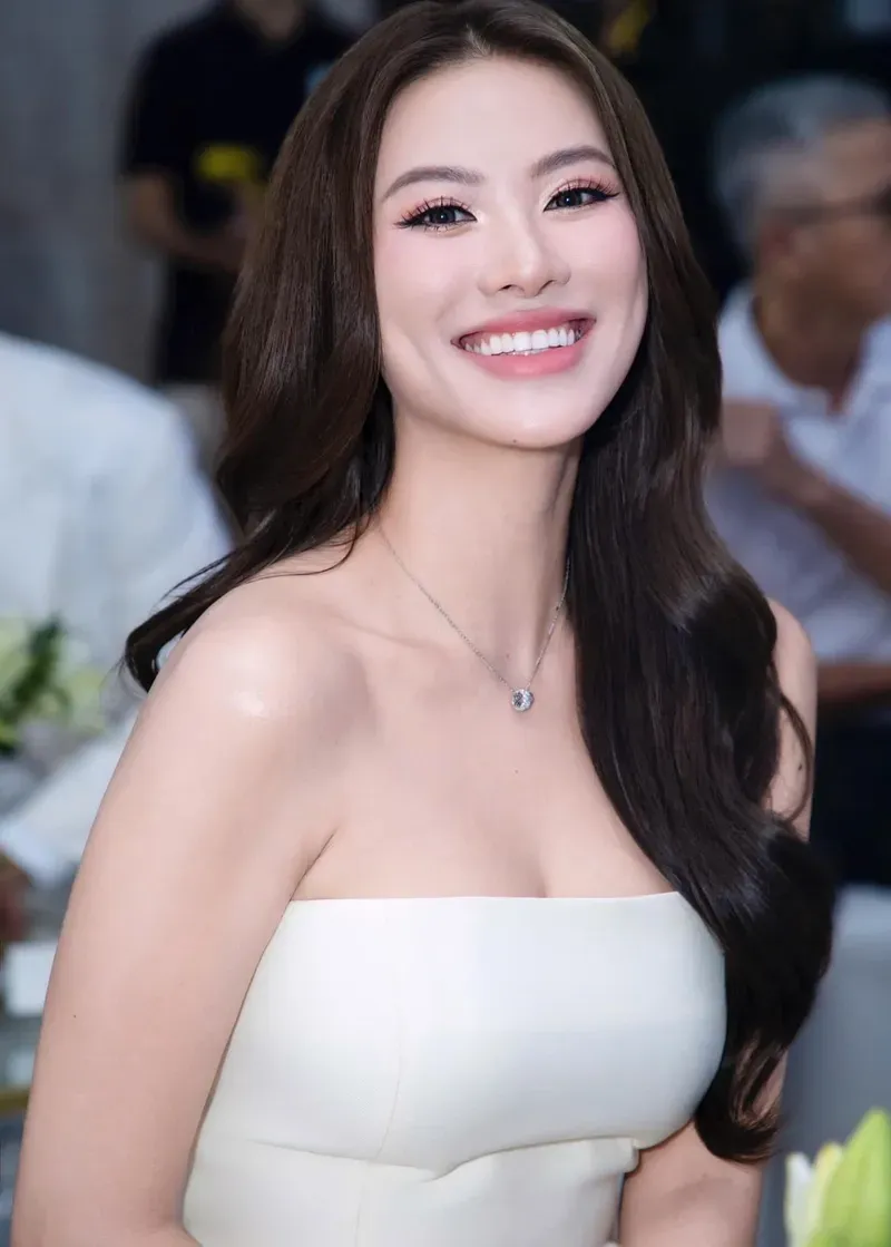 Á hậu Kim Duyên phẫu thuật thẩm mỹ giúp cô tự tin hơn với vẻ đẹp của mình Á hậu Kim Duyên phẫu thuật thẩm mỹ giúp cô tự tin hơn với vẻ đẹp của mình