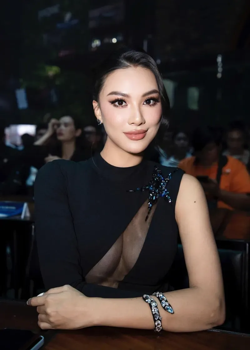 Kim Duyên nói tiếng Anh tự tin và lưu loát trong giao tiếp Kim Duyên nói tiếng Anh tự tin và lưu loát trong giao tiếp