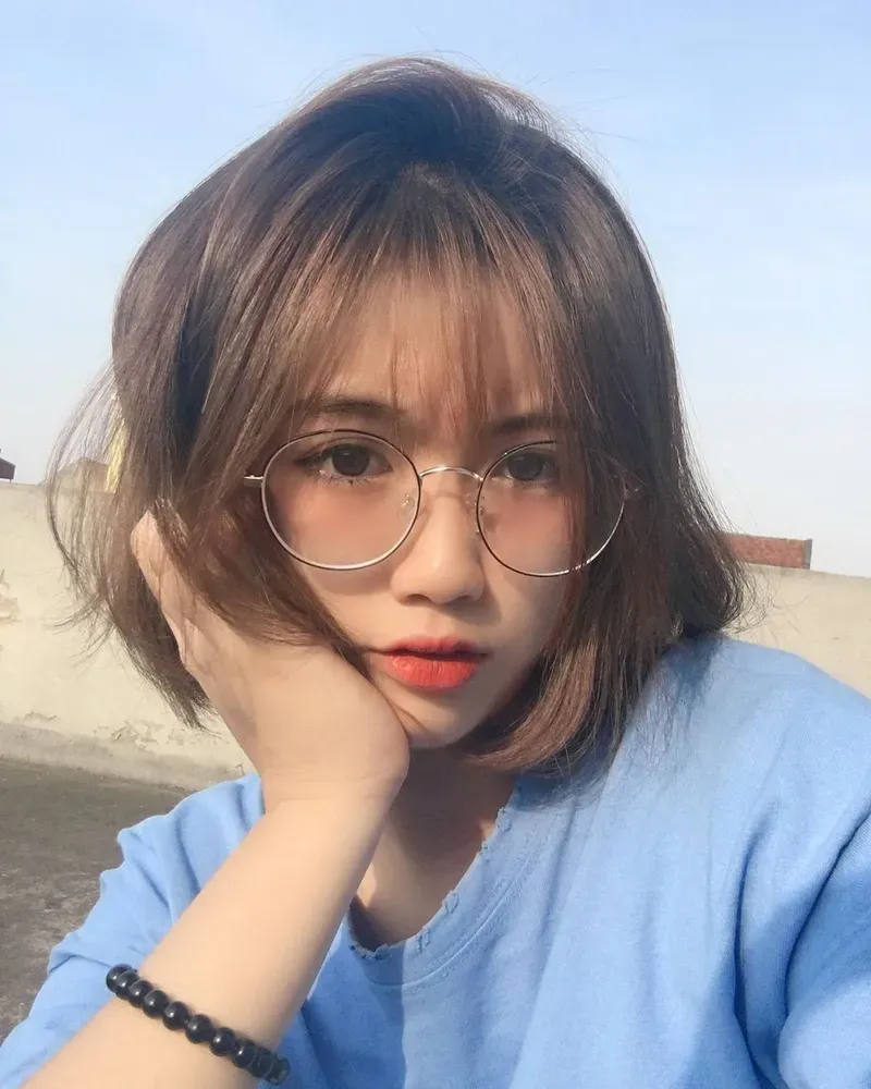 Gái xinh tóc dài che mặt tạo nên vẻ bí ẩn và quyến rũ Gái xinh tóc dài che mặt tạo nên vẻ bí ẩn và quyến rũ