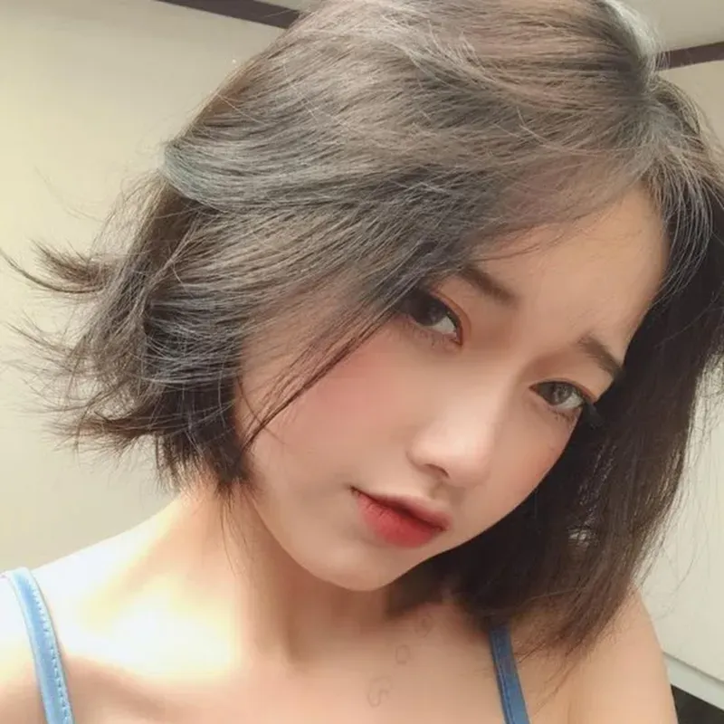 Gái xinh tóc ngắn ngang vai che mặt mang đến sự quyến rũ và bí ẩn Gái xinh tóc ngắn ngang vai che mặt mang đến sự quyến rũ và bí ẩn