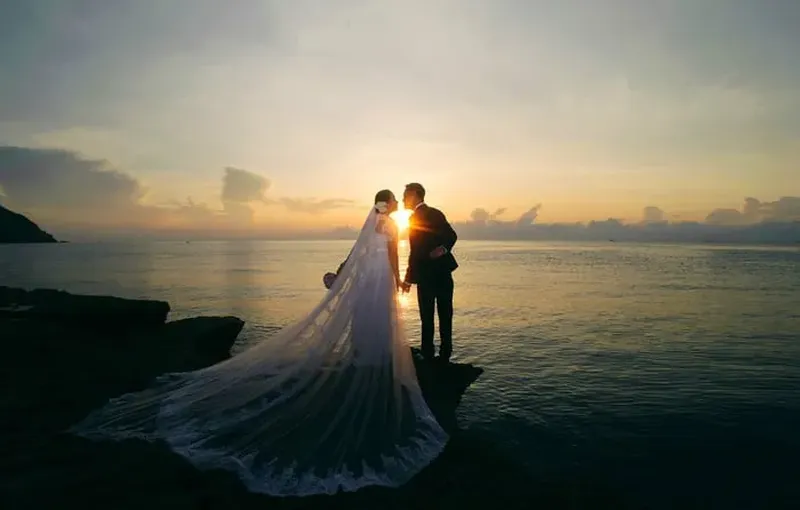 Những hình ảnh chụp từ phía sau lưng tạo cảm giác gần gũi Những hình ảnh chụp từ phía sau lưng tạo cảm giác gần gũi