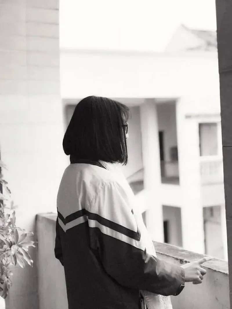 Ảnh chụp sau lưng nữ tóc ngắn buồn thể hiện nỗi niềm sâu sắc Ảnh chụp sau lưng nữ tóc ngắn buồn thể hiện nỗi niềm sâu sắc