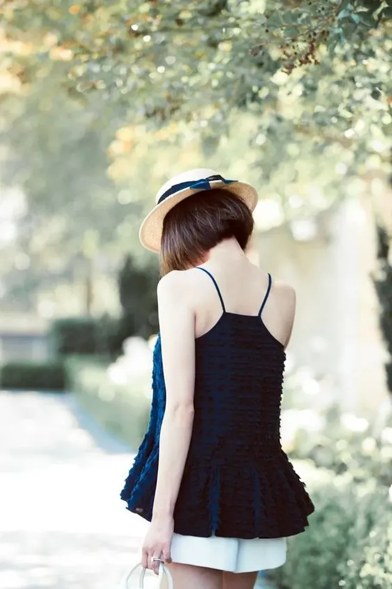 Hình chụp sau lưng tóc ngắn mang đến sự trẻ trung và năng động Hình chụp sau lưng tóc ngắn mang đến sự trẻ trung và năng động