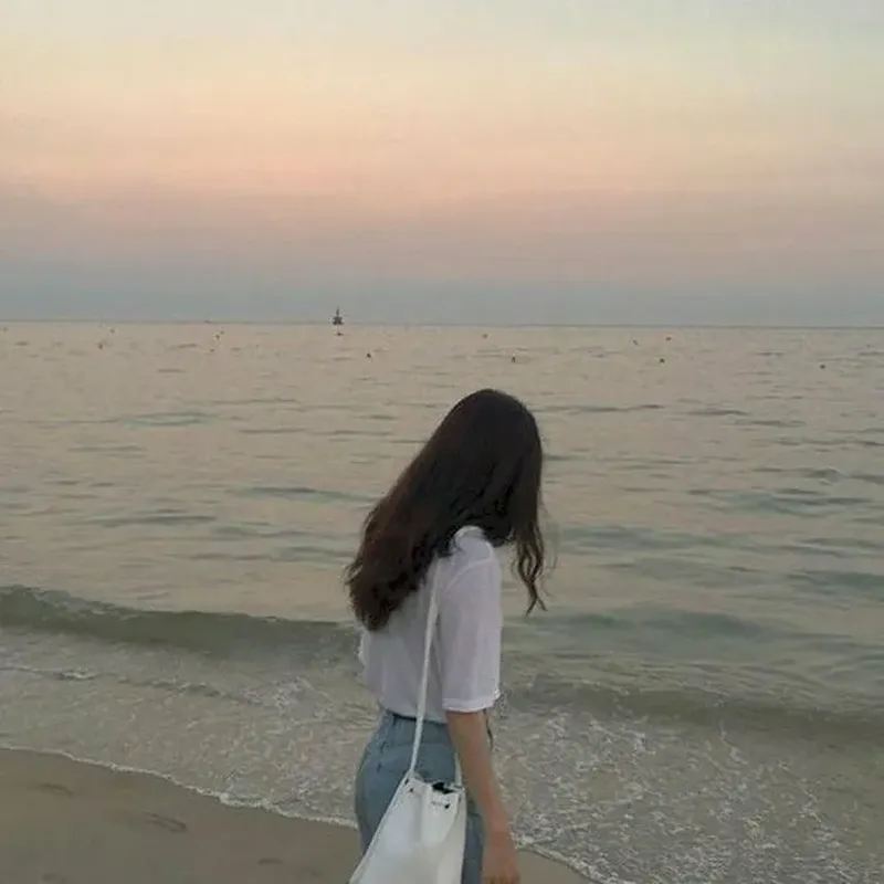 Ảnh chụp sau lưng nữ tóc ngang vai mang đến sự dịu dàng Ảnh chụp sau lưng nữ tóc ngang vai mang đến sự dịu dàng