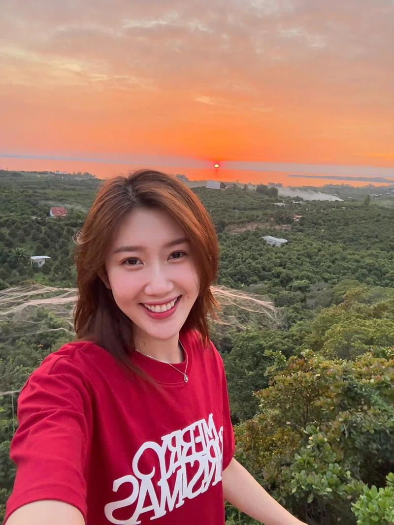 Thuý Ngân chia sẻ những khoảnh khắc thú vị qua kênh YouTube Kim Ngân Thuý Ngân chia sẻ những khoảnh khắc thú vị qua kênh YouTube Kim Ngân