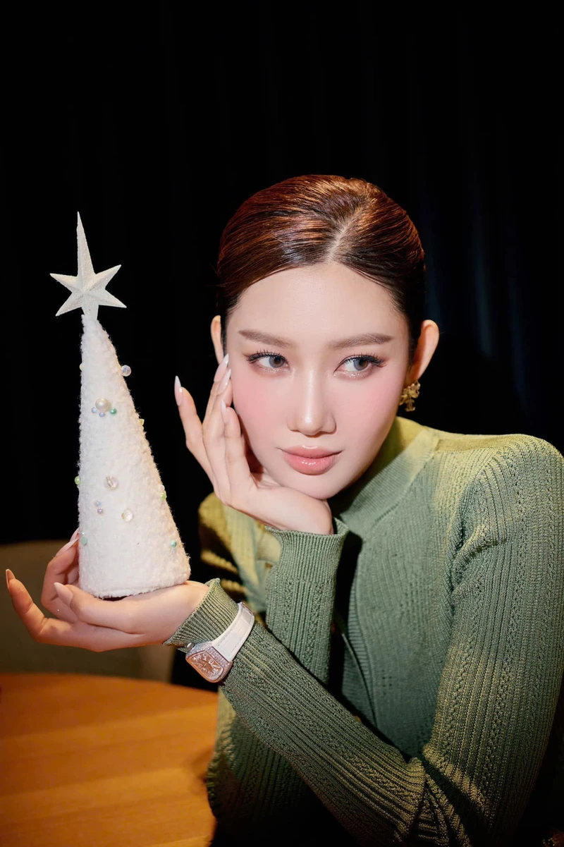 Thúy Ngân tham gia chương trình "2 ngày 1 đêm" và mang đến nhiều tiếng cười cho khán giả Thúy Ngân tham gia chương trình "2 ngày 1 đêm" và mang đến nhiều tiếng cười cho khán giả