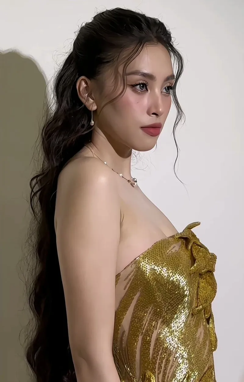 Trần Tiểu Vy mặc bikini thể hiện sự tự tin và quyến rũ