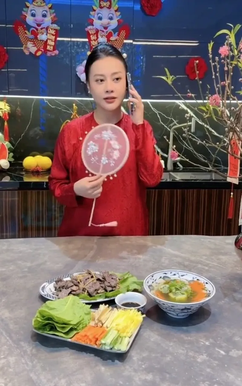 Diễn viên Phương Oanh trong phim Hương Vị Tình Thân mang đến nhiều cảm xúc Diễn viên Phương Oanh trong phim Hương Vị Tình Thân mang đến nhiều cảm xúc