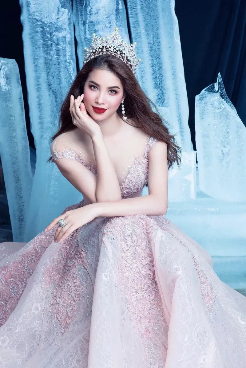Vương miện hoa hậu Phạm Hương là niềm tự hào của cô Vương miện hoa hậu Phạm Hương là niềm tự hào của cô