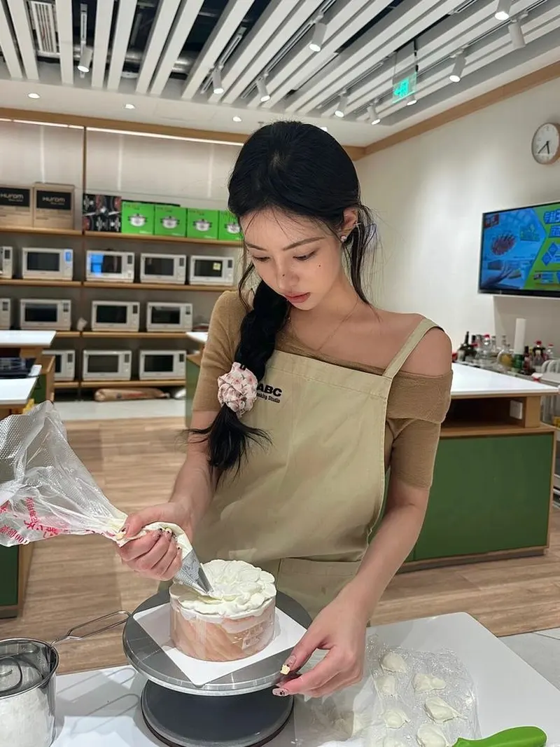 Gái xinh nấu ăn trong không gian bếp, khoảnh khắc đẹp gây bão mạng xã hội Gái xinh nấu ăn trong không gian bếp, khoảnh khắc đẹp gây bão mạng xã hội