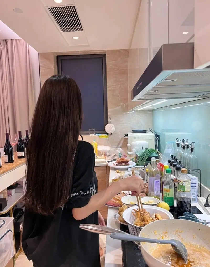 Gái cute che mặt nấu ăn, hình ảnh bí ẩn nhưng đầy sức hút khiến dân tình tò mò Gái cute che mặt nấu ăn, hình ảnh bí ẩn nhưng đầy sức hút khiến dân tình tò mò