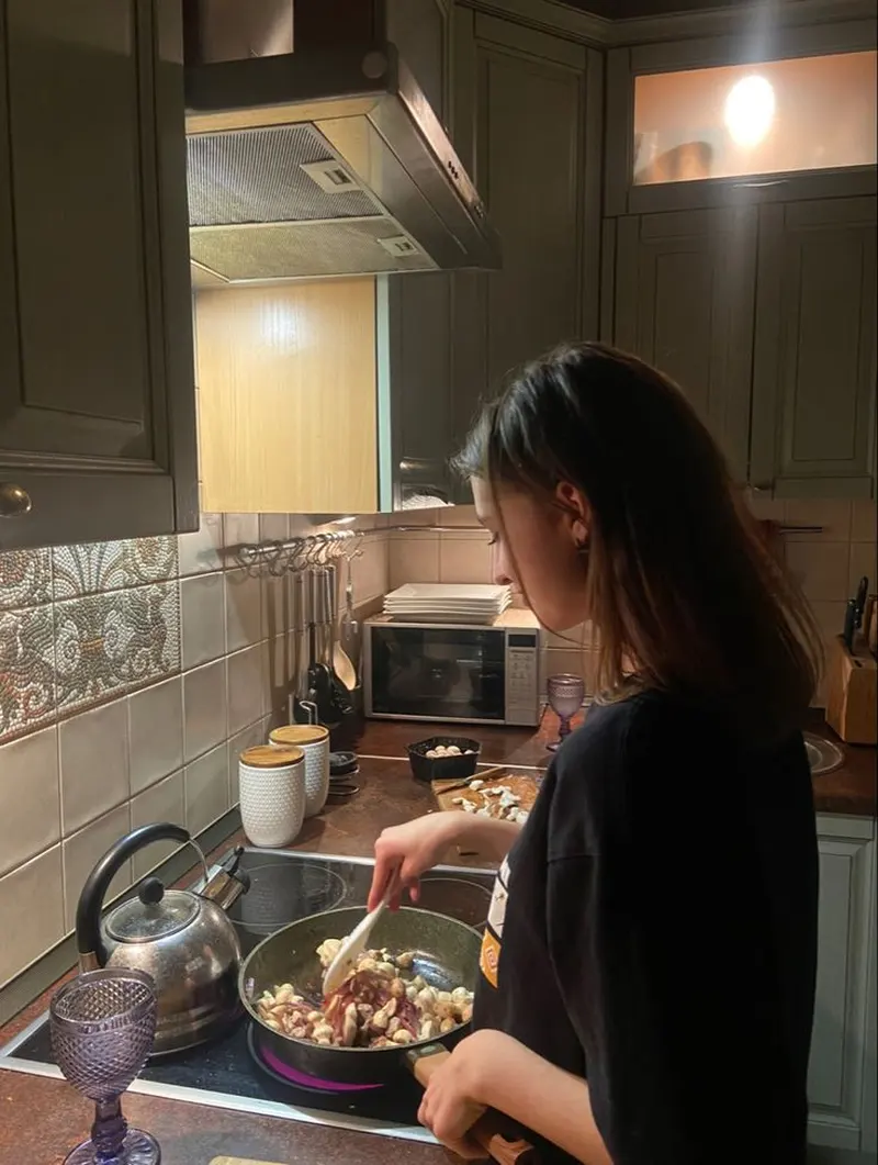 Gái xinh tóc dài nấu ăn trong không gian bếp, hình ảnh đẹp khó rời mắt Gái xinh tóc dài nấu ăn trong không gian bếp, hình ảnh đẹp khó rời mắt