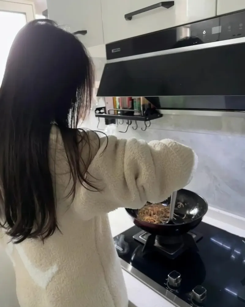 Hình ảnh gái xinh tóc dài che mặt nấu ăn, vẻ đẹp tri thức và cuốn hút người nhìn Hình ảnh gái xinh tóc dài che mặt nấu ăn, vẻ đẹp tri thức và cuốn hút người nhìn