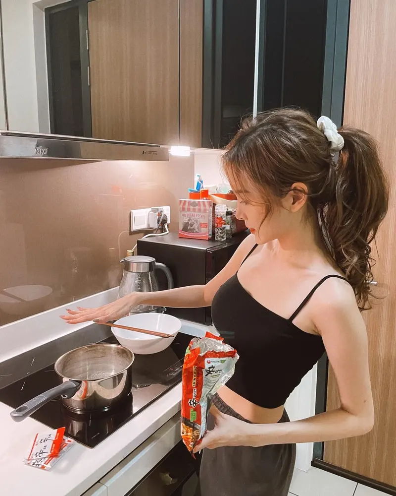 Hình ảnh gái xinh tóc dài đeo kính nấu ăn, thần thái cuốn hút khiến ai cũng yêu thích Hình ảnh gái xinh tóc dài đeo kính nấu ăn, thần thái cuốn hút khiến ai cũng yêu thích