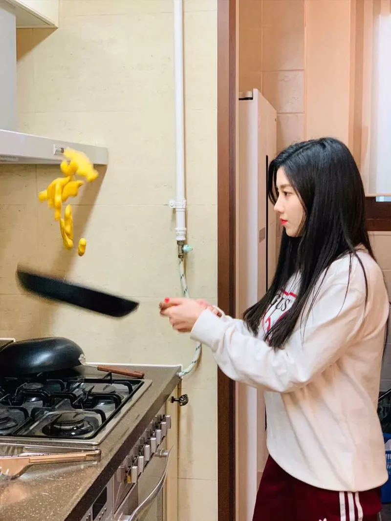 Gái xinh tóc dài đeo kính nấu ăn, nét đẹp tri thức và dịu dàng trong từng khoảnh khắc Gái xinh tóc dài đeo kính nấu ăn, nét đẹp tri thức và dịu dàng trong từng khoảnh khắc