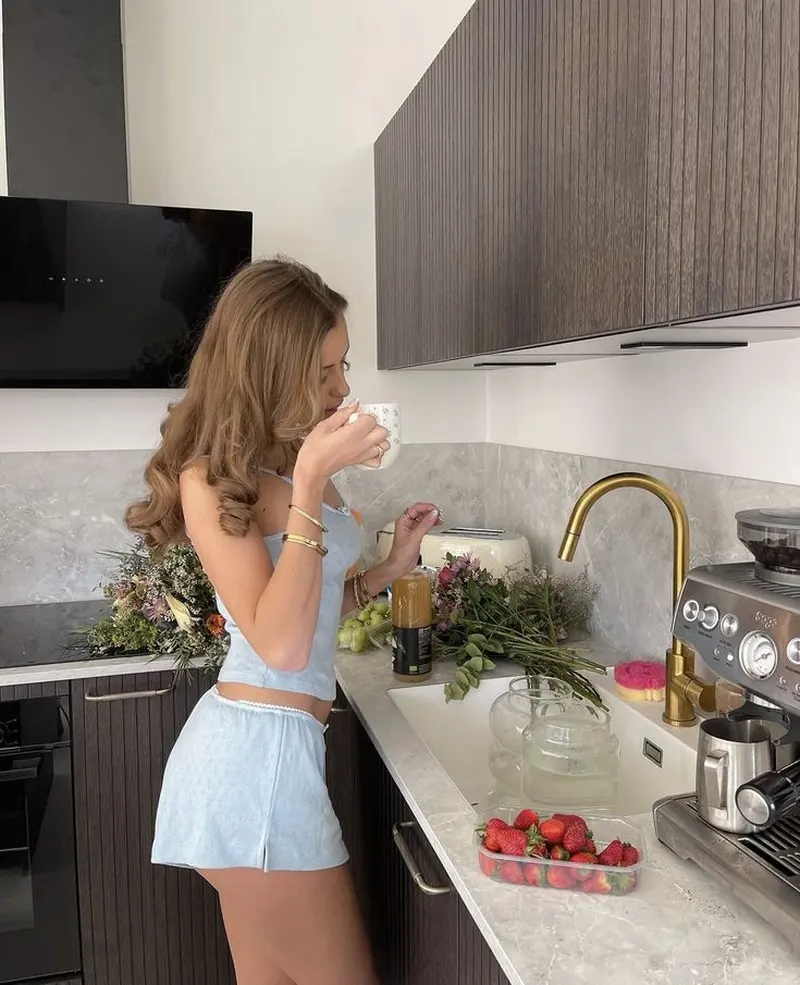 Khoảnh khắc gái xinh mặc áo croptop nấu ăn cùng món ăn ngon, làm fan xao xuyến Khoảnh khắc gái xinh mặc áo croptop nấu ăn cùng món ăn ngon, làm fan xao xuyến