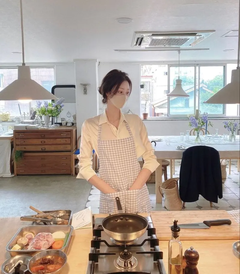 Hình ảnh gái cute đeo kính dạy nấu ăn, phong cách vừa đáng yêu vừa tài năng Hình ảnh gái cute đeo kính dạy nấu ăn, phong cách vừa đáng yêu vừa tài năng