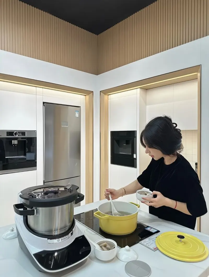 Gái cute đeo kính nấu ăn, phong cách giản dị nhưng đủ làm sáng bừng khung hình Gái cute đeo kính nấu ăn, phong cách giản dị nhưng đủ làm sáng bừng khung hình