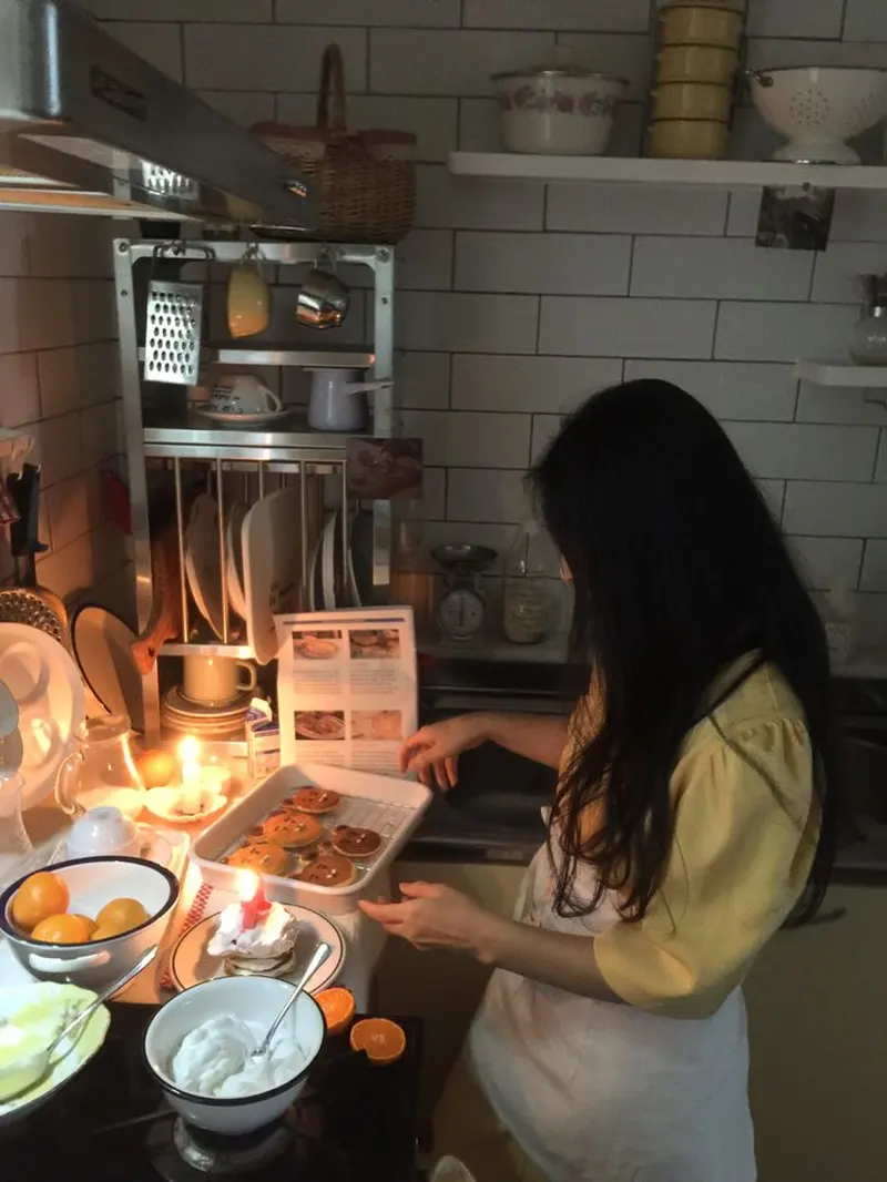 Gái cute đeo kính nấu ăn trong gian bếp nhỏ, thần thái rạng ngời đầy cuốn hút Gái cute đeo kính nấu ăn trong gian bếp nhỏ, thần thái rạng ngời đầy cuốn hút