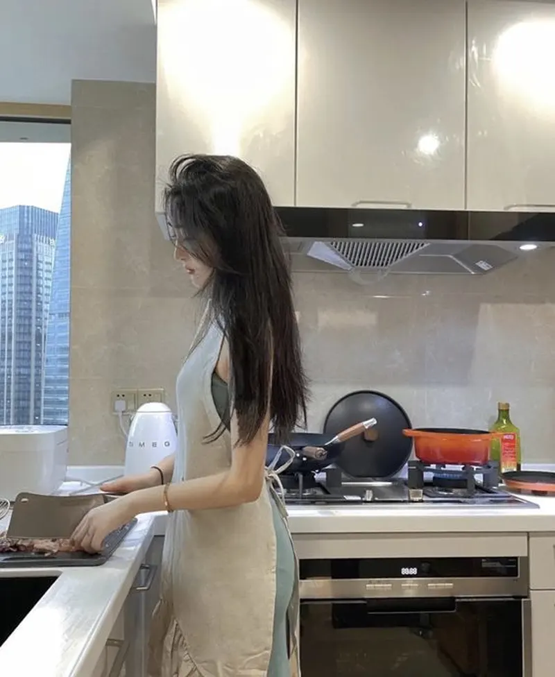 Gái cute che mặt nấu ăn, khéo léo tạo nên không gian bếp đầy ấm áp Gái cute che mặt nấu ăn, khéo léo tạo nên không gian bếp đầy ấm áp