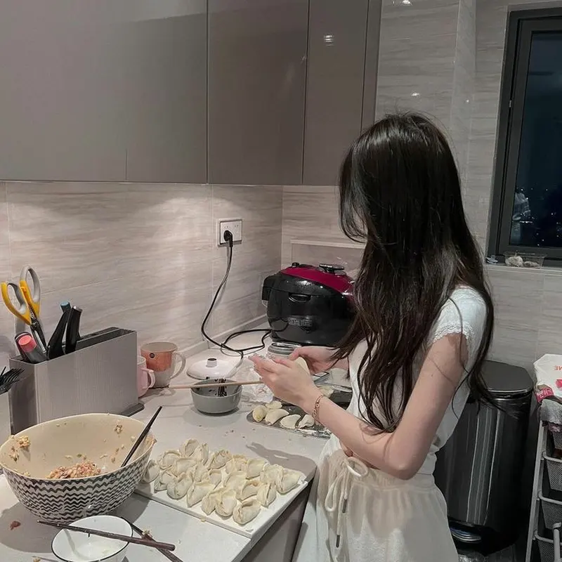 Hình ảnh gái cute che mặt khi nấu ăn, phong cách dịu dàng và dễ thương Hình ảnh gái cute che mặt khi nấu ăn, phong cách dịu dàng và dễ thương