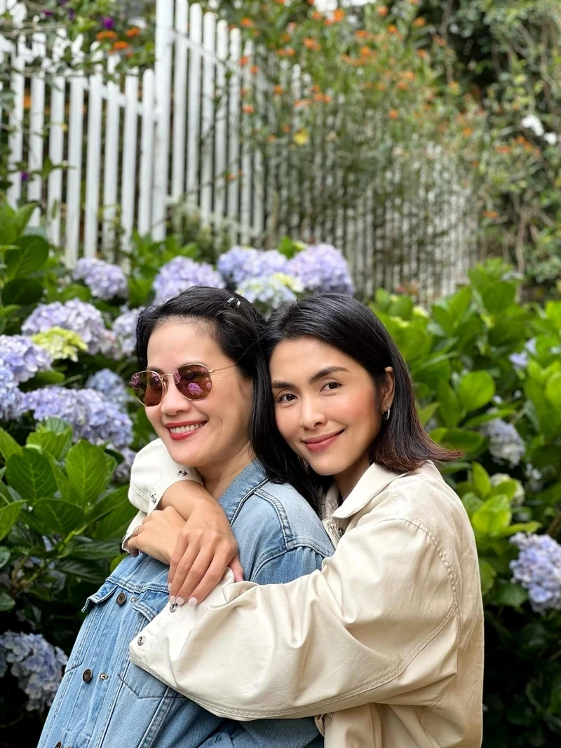 Hà Tăng và chồng luôn xuất hiện hạnh phúc bên nhau