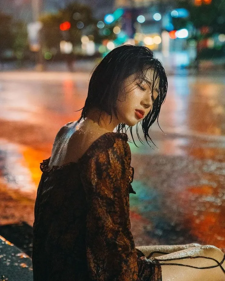 Cô gái ngồi lặng lẽ với tâm trạng buồn cô đơn giữa chiều hoàng hôn. Cô gái ngồi lặng lẽ với tâm trạng buồn cô đơn giữa chiều hoàng hôn.