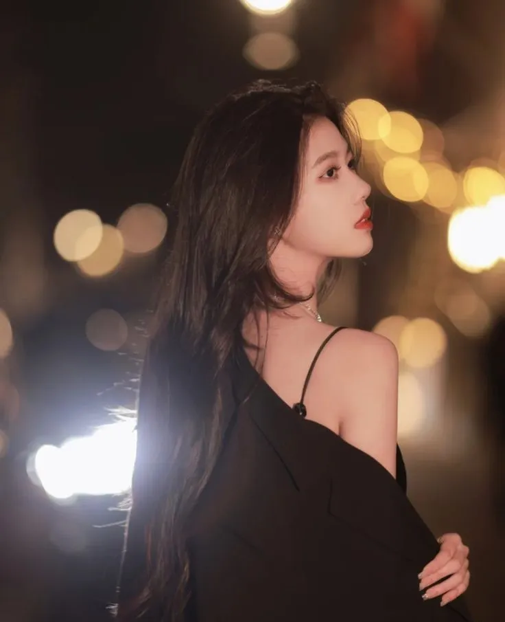 Cô gái ngồi buồn lặng nhìn biển đêm, tâm trạng buồn khóc trong lòng. Cô gái ngồi buồn lặng nhìn biển đêm, tâm trạng buồn khóc trong lòng.