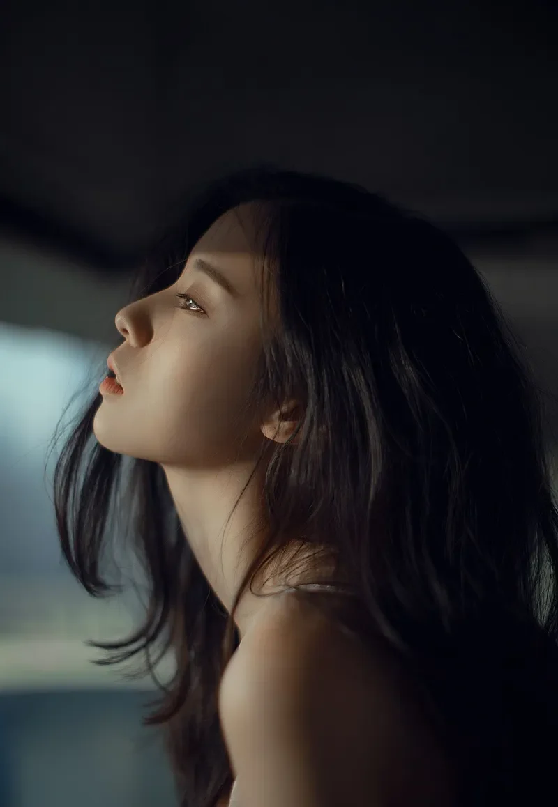 Cảnh cô đơn buồn tủi trên con phố khuya, bóng cô gái kéo dài lặng lẽ. Cảnh cô đơn buồn tủi trên con phố khuya, bóng cô gái kéo dài lặng lẽ.