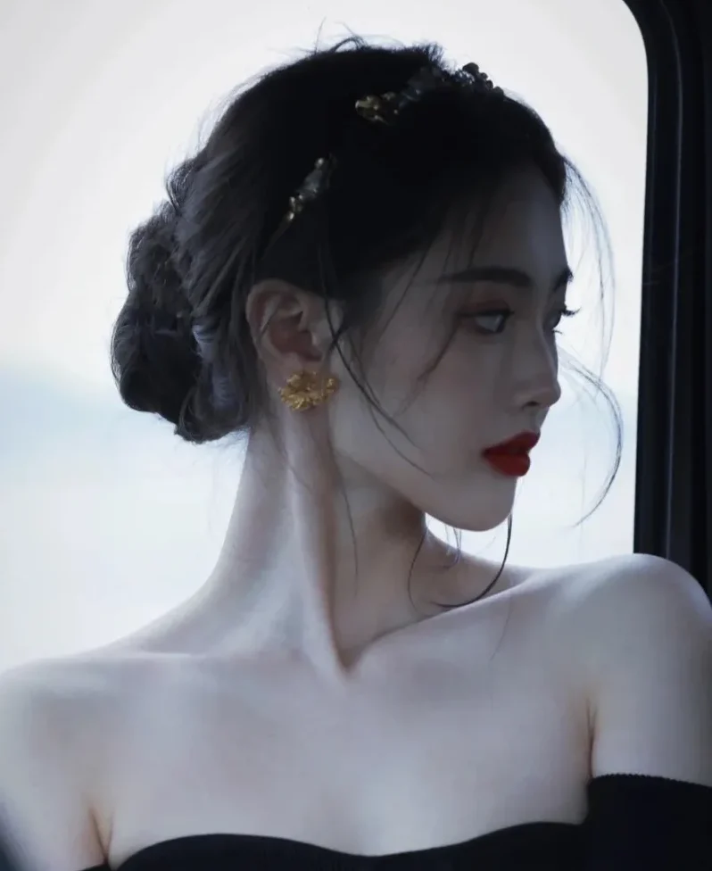 Cô gái ngồi buồn dưới ánh đèn đường, bóng dáng nhỏ bé giữa phố đêm. Cô gái ngồi buồn dưới ánh đèn đường, bóng dáng nhỏ bé giữa phố đêm.