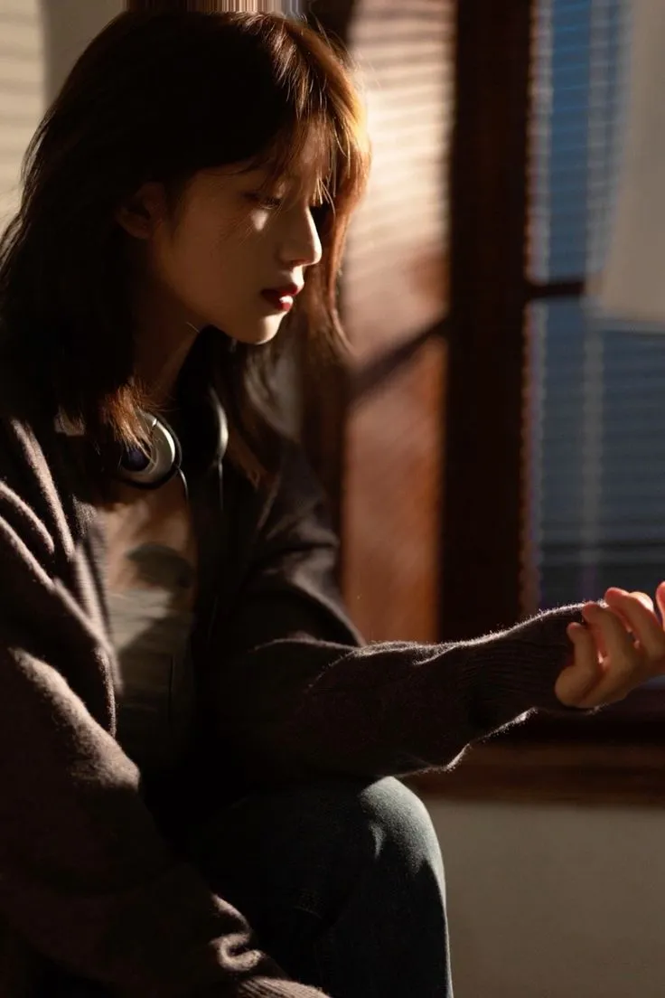 Cảnh đêm buồn cô đơn với ánh đèn vàng nhạt bao quanh cô gái ngồi buồn. Cảnh đêm buồn cô đơn với ánh đèn vàng nhạt bao quanh cô gái ngồi buồn.