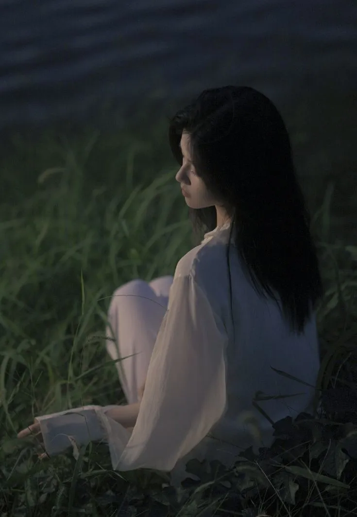 Hình ảnh tâm trạng buồn cô đơn khi cô gái ngồi giữa căn phòng trống. Hình ảnh tâm trạng buồn cô đơn khi cô gái ngồi giữa căn phòng trống.