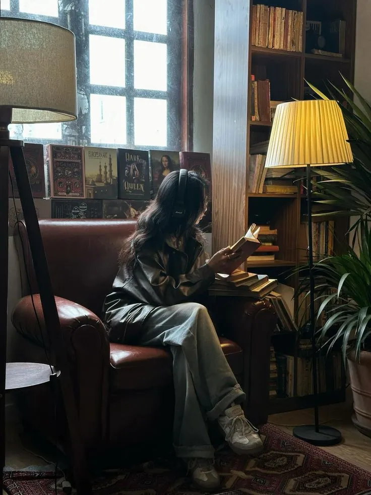 Cô gái ngồi buồn với cuốn sách trên tay, ánh nắng chiều đổ qua vai. Cô gái ngồi buồn với cuốn sách trên tay, ánh nắng chiều đổ qua vai.