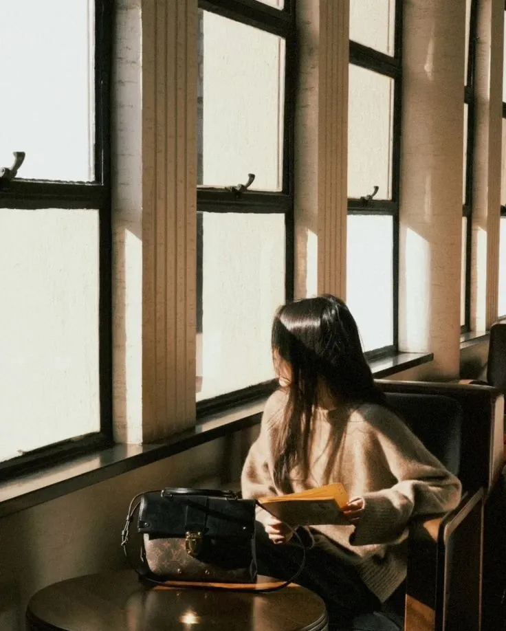 Tâm trạng buồn cô đơn khi cô gái đứng bên bờ sông vắng, nước lặng yên. Tâm trạng buồn cô đơn khi cô gái đứng bên bờ sông vắng, nước lặng yên.