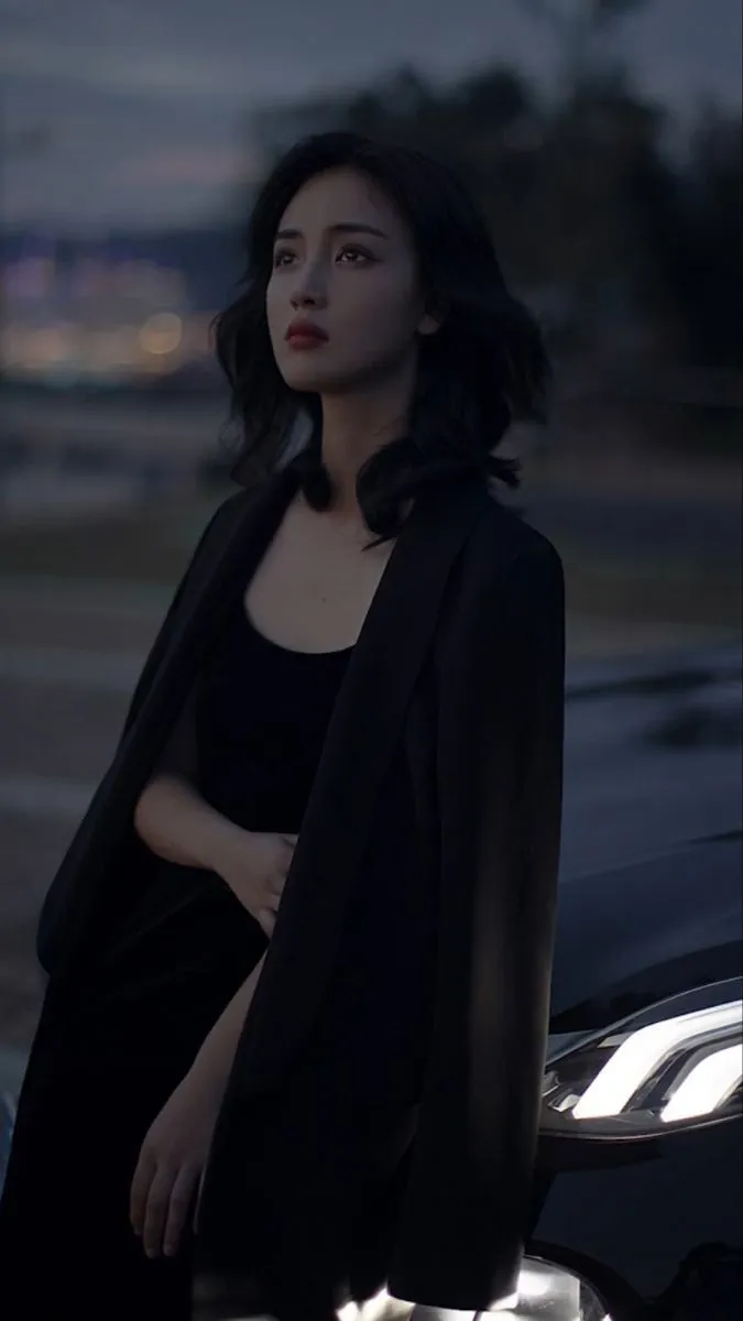 Cô gái ngồi buồn trong mưa, tâm trạng buồn cô đơn giữa phố đêm. Cô gái ngồi buồn trong mưa, tâm trạng buồn cô đơn giữa phố đêm.