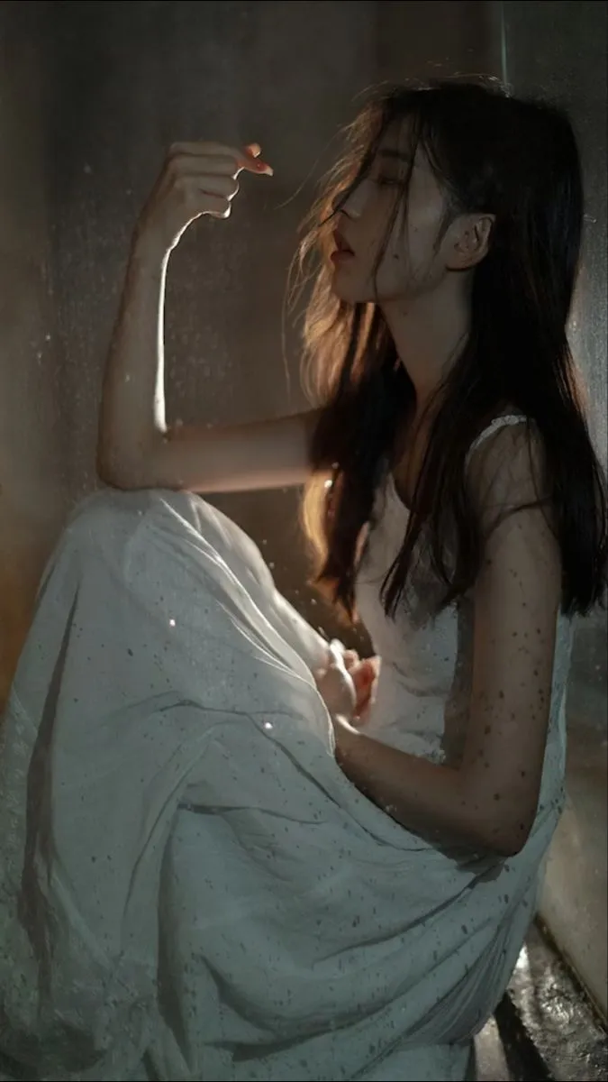 Ánh mắt cô gái hay buồn hướng ra ngoài trời mưa, cô đơn tâm trạng dâng trào. Ánh mắt cô gái hay buồn hướng ra ngoài trời mưa, cô đơn tâm trạng dâng trào.