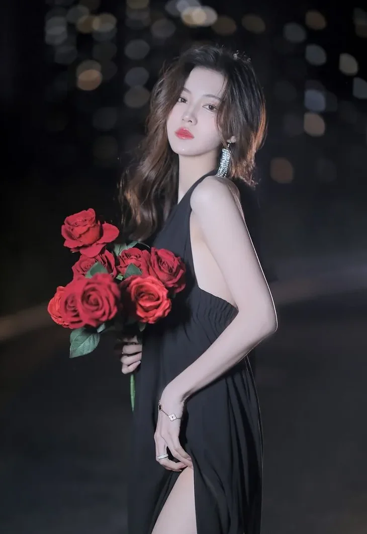 Nét buồn cô đơn hiện rõ trên gương mặt cô gái dưới cơn mưa nhẹ. Nét buồn cô đơn hiện rõ trên gương mặt cô gái dưới cơn mưa nhẹ.