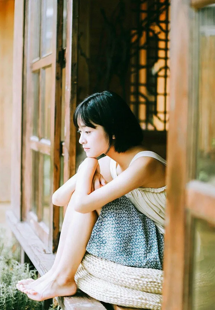 Khoảnh khắc cô đơn buồn tủi của cô gái trên cầu, mưa rơi nhạt nhòa. Khoảnh khắc cô đơn buồn tủi của cô gái trên cầu, mưa rơi nhạt nhòa.