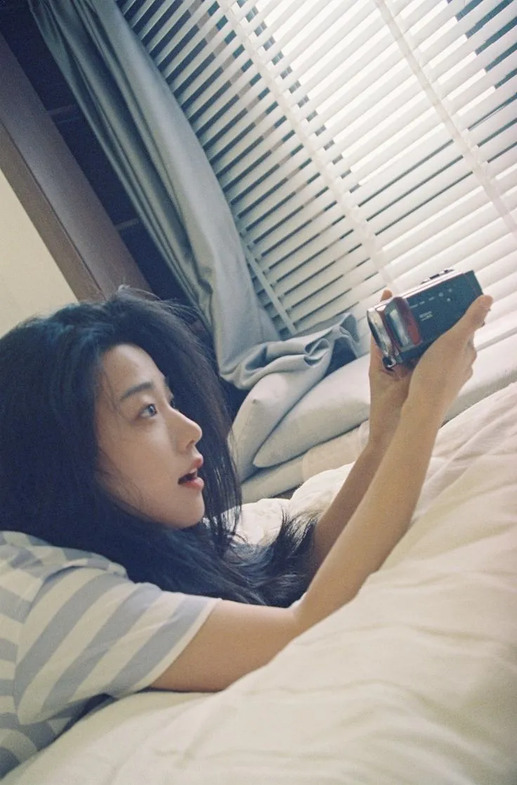 Tâm trạng buồn khóc khi cô gái nép mình dưới mái hiên tránh mưa. Tâm trạng buồn khóc khi cô gái nép mình dưới mái hiên tránh mưa.