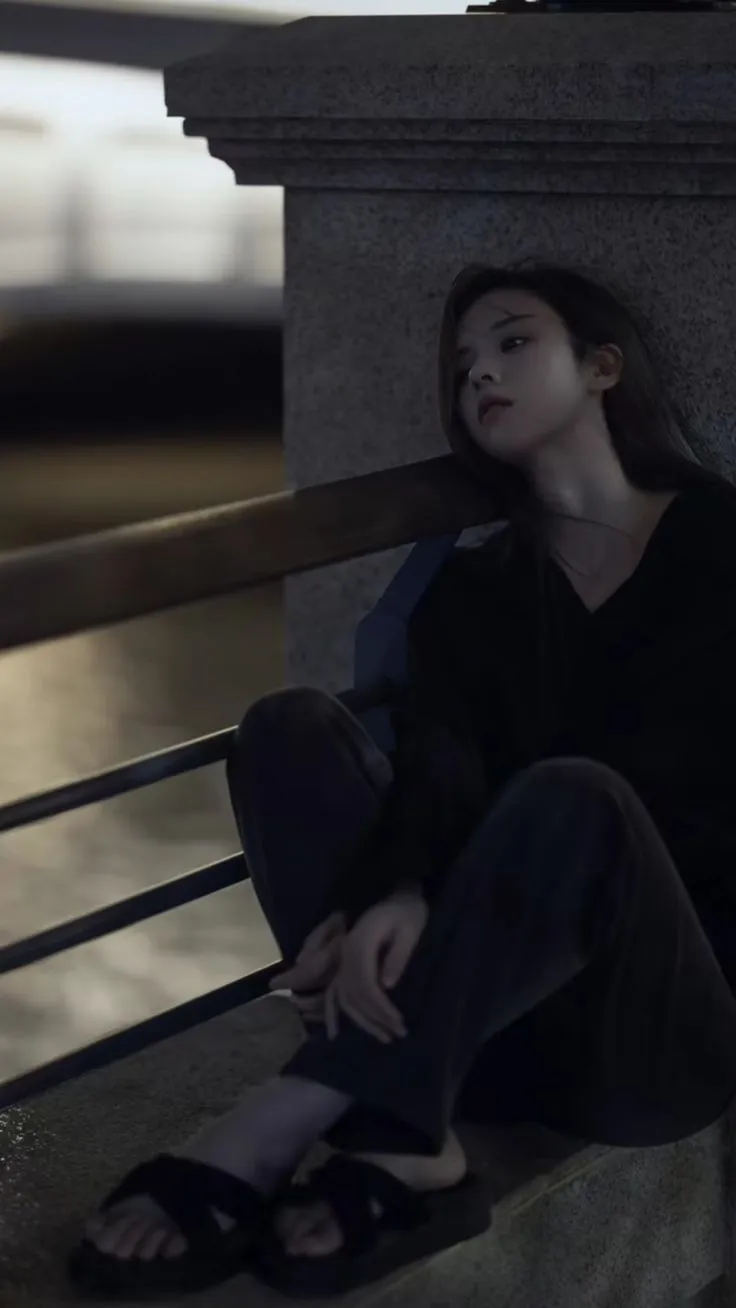 Cô đơn tâm trạng trong đêm khuya, cô gái ngồi tựa vào khung cửa sổ. Cô đơn tâm trạng trong đêm khuya, cô gái ngồi tựa vào khung cửa sổ.