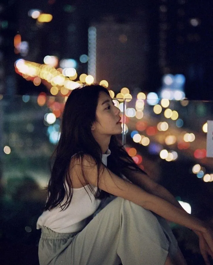 Tâm trạng buồn khóc khi cô gái đứng lặng dưới mưa đêm bên ánh đèn vàng. Tâm trạng buồn khóc khi cô gái đứng lặng dưới mưa đêm bên ánh đèn vàng.