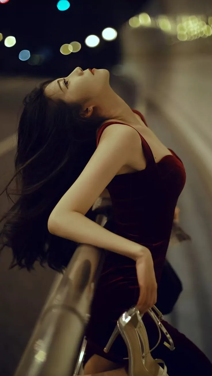 Khoảnh khắc cô đơn buồn tủi bên con đường vắng, ánh đèn mờ ảo. Khoảnh khắc cô đơn buồn tủi bên con đường vắng, ánh đèn mờ ảo.