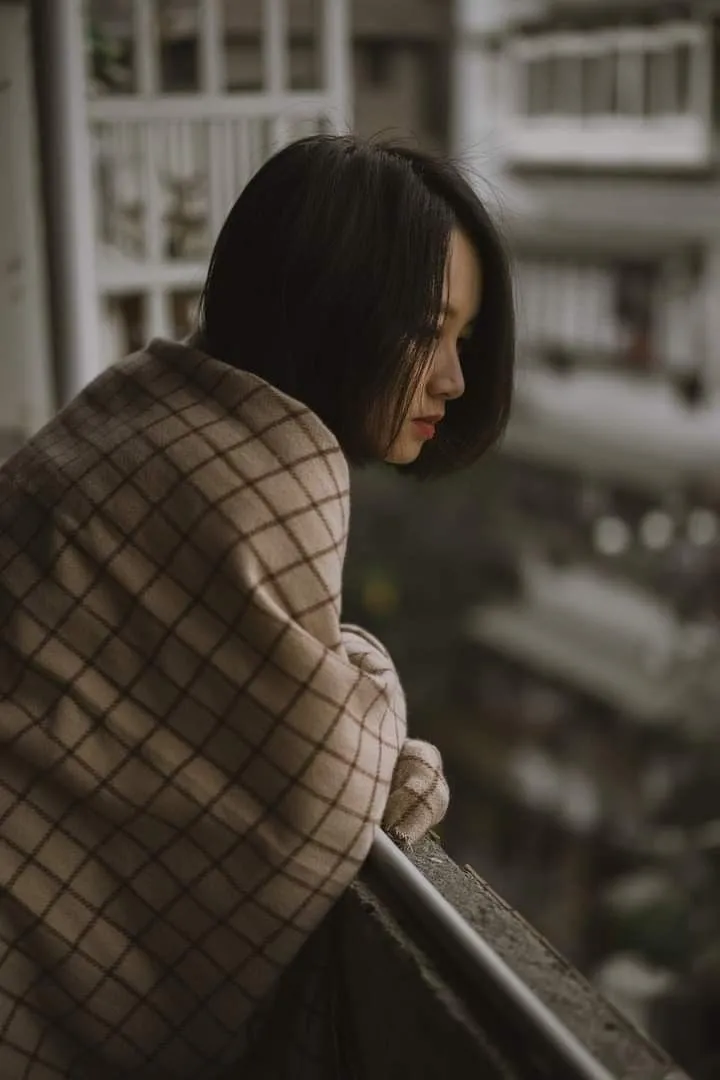 Cô gái ngồi buồn trên ban công đêm, tâm trạng buồn cô đơn lặng lẽ. Cô gái ngồi buồn trên ban công đêm, tâm trạng buồn cô đơn lặng lẽ.