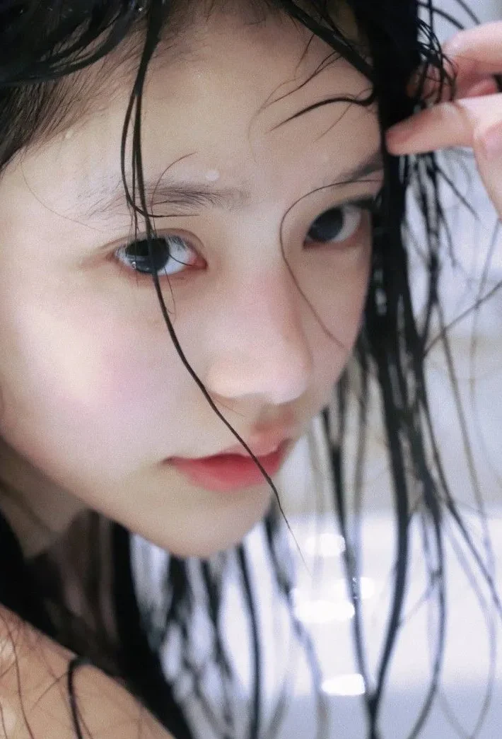 Hình ảnh nỗi buồn cô đơn khi cô gái khóc bên khung cửa sổ ngày mưa lạnh giá. Hình ảnh nỗi buồn cô đơn khi cô gái khóc bên khung cửa sổ ngày mưa lạnh giá.