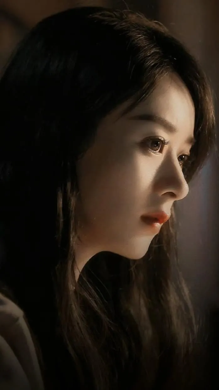 Tâm trạng buồn khóc của cô gái ngồi trong góc phòng tối, ánh sáng yếu ớt len qua rèm. Tâm trạng buồn khóc của cô gái ngồi trong góc phòng tối, ánh sáng yếu ớt len qua rèm.