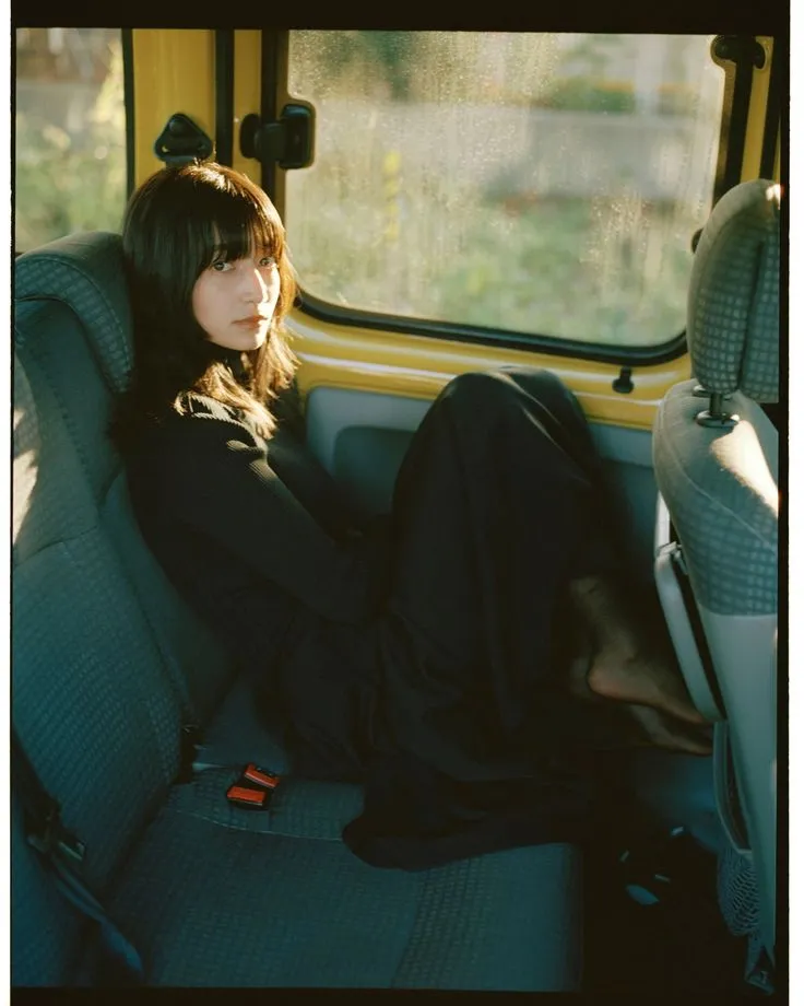 Hình ảnh cô gái buồn ngồi bên cửa sổ với tâm trạng buồn cô đơn, ánh mắt xa xăm Hình ảnh cô gái buồn ngồi bên cửa sổ với tâm trạng buồn cô đơn, ánh mắt xa xăm