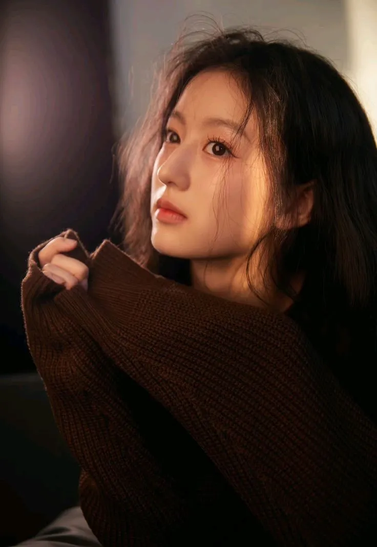 Hình ảnh nỗi buồn cô đơn khi cô gái ngồi buồn bên cửa sổ, nhìn ra bầu trời xám lạnh Hình ảnh nỗi buồn cô đơn khi cô gái ngồi buồn bên cửa sổ, nhìn ra bầu trời xám lạnh