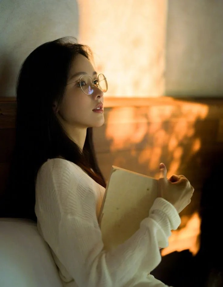 Hình ảnh đêm buồn cô đơn với cô gái ngồi bên cửa sổ, tâm trạng buồn khóc trong đêm Hình ảnh đêm buồn cô đơn với cô gái ngồi bên cửa sổ, tâm trạng buồn khóc trong đêm