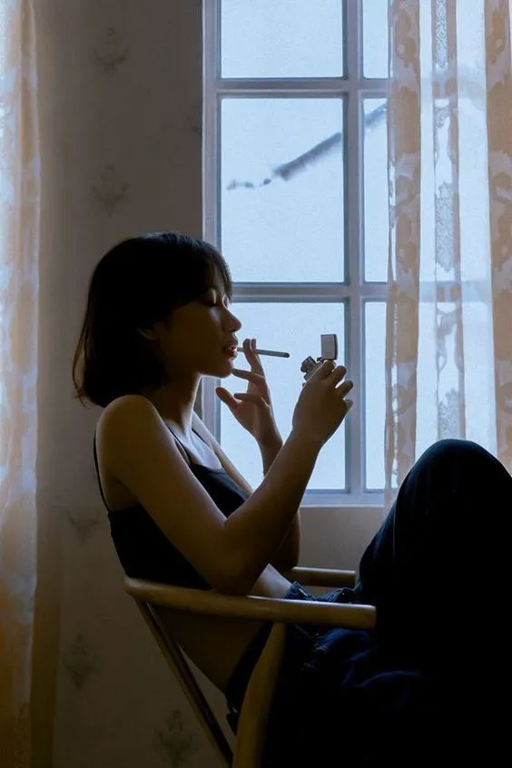 Những bức ảnh tâm trạng cô đơn của cô gái ngồi bên cửa sổ, lặng nhìn mưa rơi bên ngoài Những bức ảnh tâm trạng cô đơn của cô gái ngồi bên cửa sổ, lặng nhìn mưa rơi bên ngoài